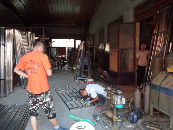 不銹鋼護窗加工現場